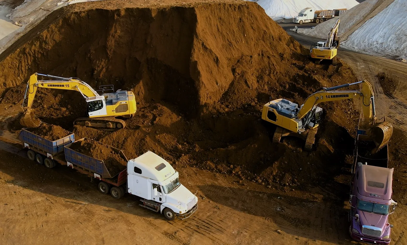 Equipo de excavación y transporte en operación de graneles