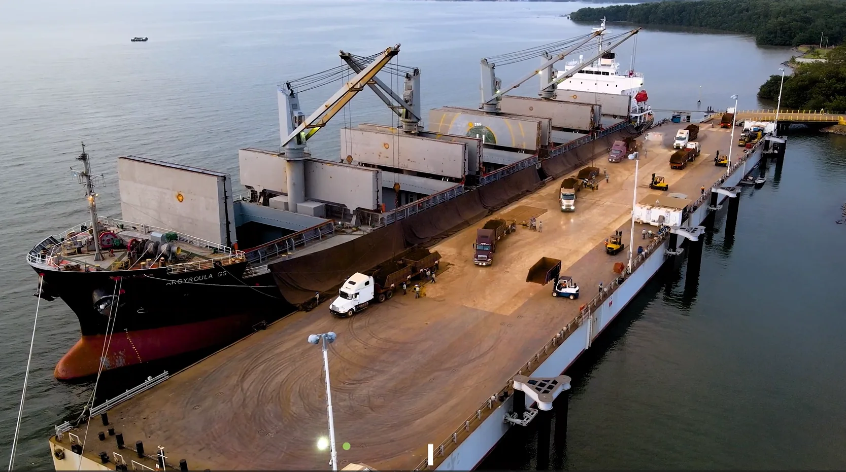 Muelle flotante y buque de graneles sólidos en Santo Tomás de Castilla